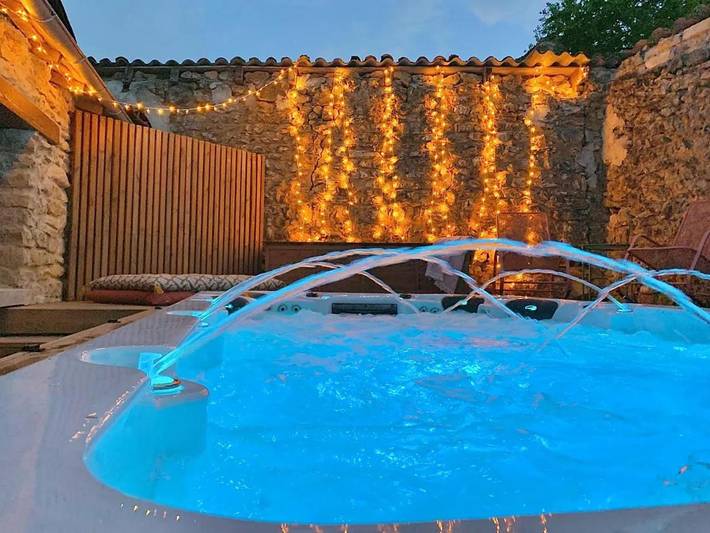 Location de vacances pour 10 personnes, avec jardin et piscine ainsi que jacuzzi et bassin pour enfant à Celle-Lévescault - 3