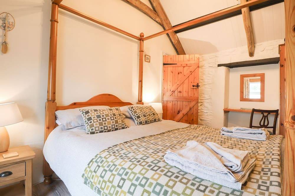 Bwthyn Alarch, family friendly, with hot tub in St Davids in Trefin, Pembrokeshire