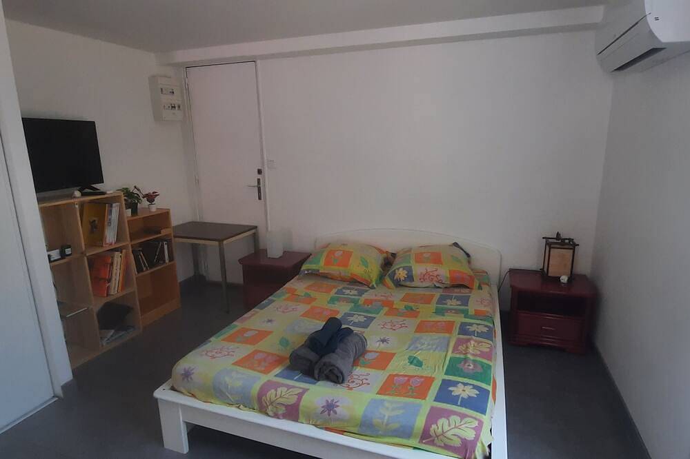 Appartement entier, Quiet studio 25 in Le Pradet, Côte méditerranéenne (France)