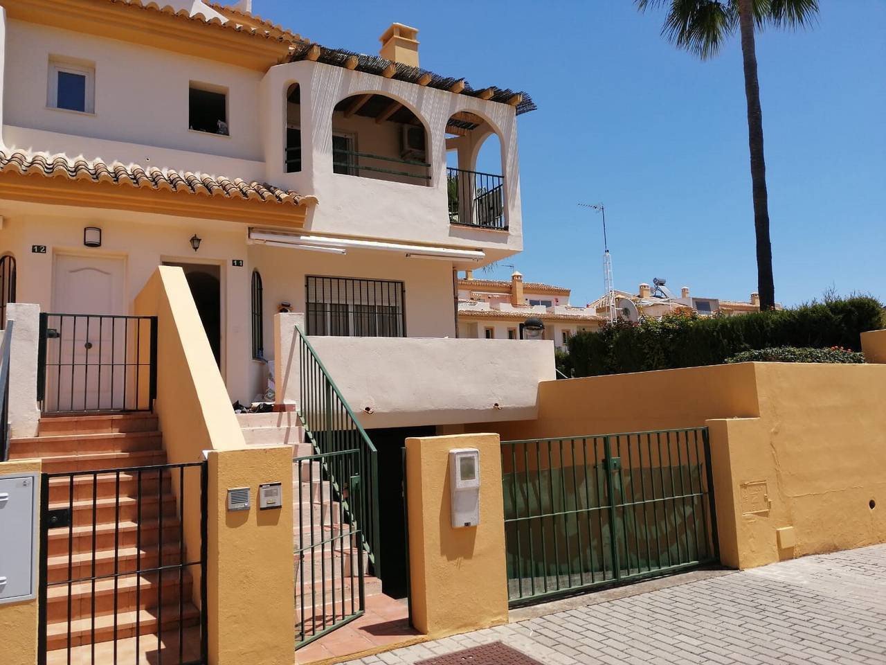 Holiday Home 'Beachside Townhouse - Sleeps 8' with Sea View, Wi-Fi and Air Conditioning in Las Chapas, Marbella