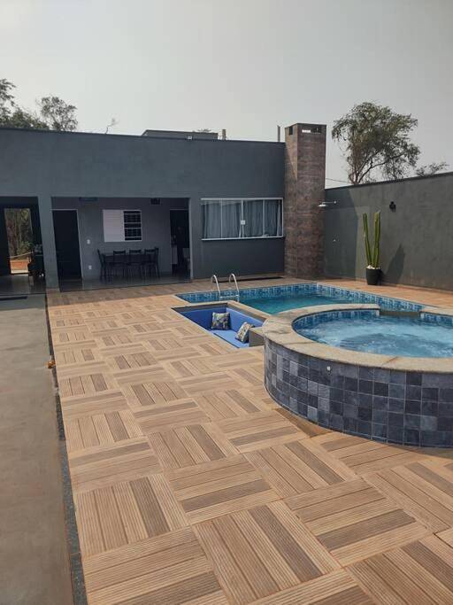Casas e apartamentos de temporada para 5 pessoas, com balcão e jardim e ainda jacuzzi and piscina, com animais de estimação em Bauru