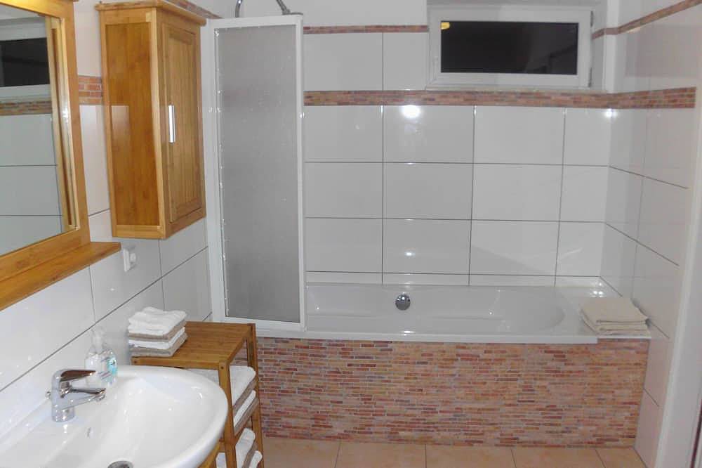 Ganze Wohnung, Moderne Fewo in großzügiger Villa, 3.000 qm Grundstück, Südhang, Wald, Wifi in Wilhelmshorst, Michendorf