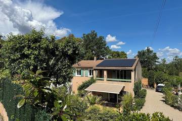 Location de vacances pour 4 personnes, avec piscine à Les Mayons