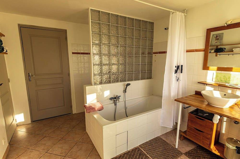 Appartement entier, Entre mer et montagne ,animaux acceptés, randonnées, balades depuis  la maison in Revest-les-Roches, Côte méditerranéenne (France)