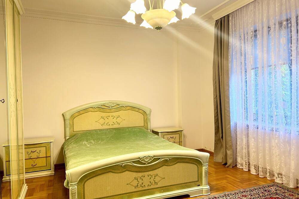 Villa large garden, outdoor pool, 25 mins to central Warsaw in Masovia