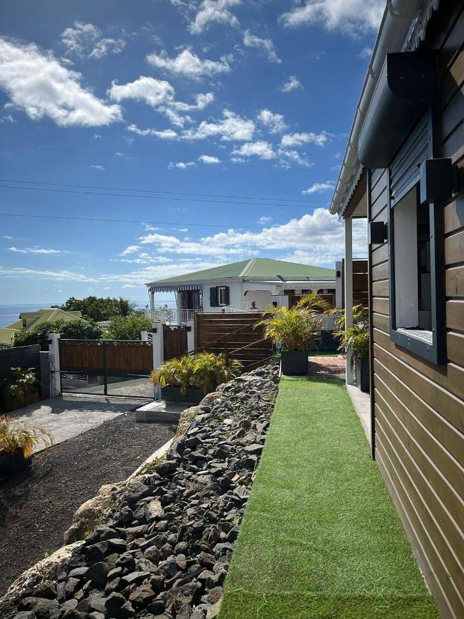 Location de vacances pour 5 personnes, avec vue et terrasse ainsi que jardin et piscine dans Plage de Petite Anse - 2