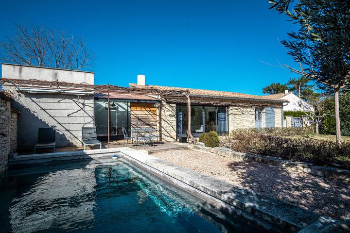 Gîte tout confort - jardin et piscine in Lagnes, Parc naturel régional du Luberon