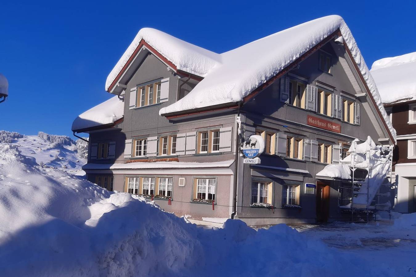 Gasthaus Gemsli - Doppelzimmer mit Zustellbett in Neu St. Johann, Nesslau