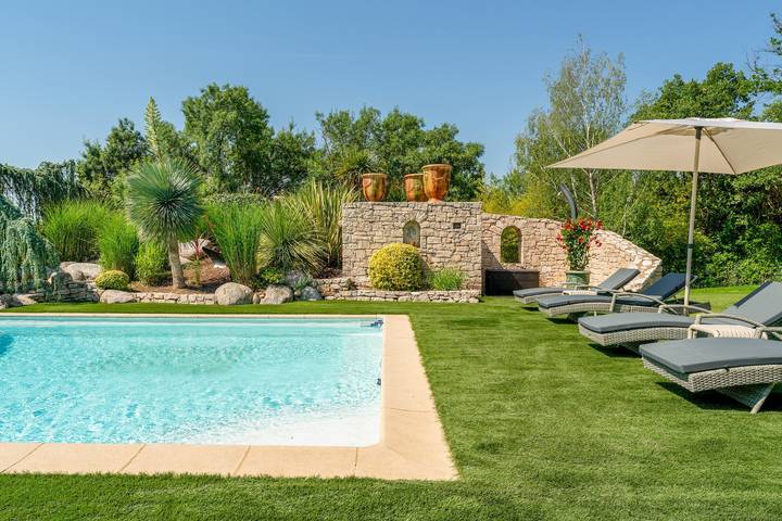 Gîte pour 16 personnes, avec Jacuzzi ainsi que Jardin et Sauna dans Boisset-et-Gaujac, Gard