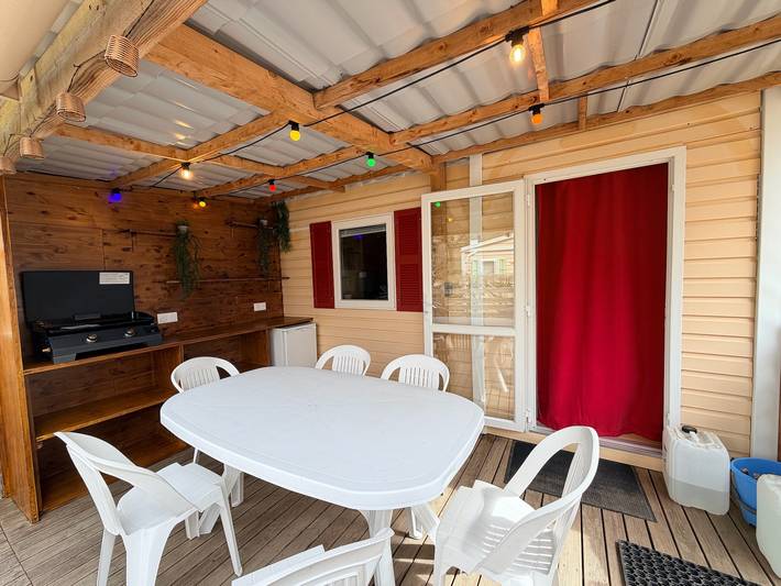 Camping pour 6 personnes, avec piscine et terrasse, animaux acceptés dans le Cantal