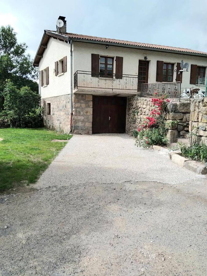 Location de vacances pour 6 personnes, avec Balcon ainsi que Terrasse et Vue à Saint-Haon