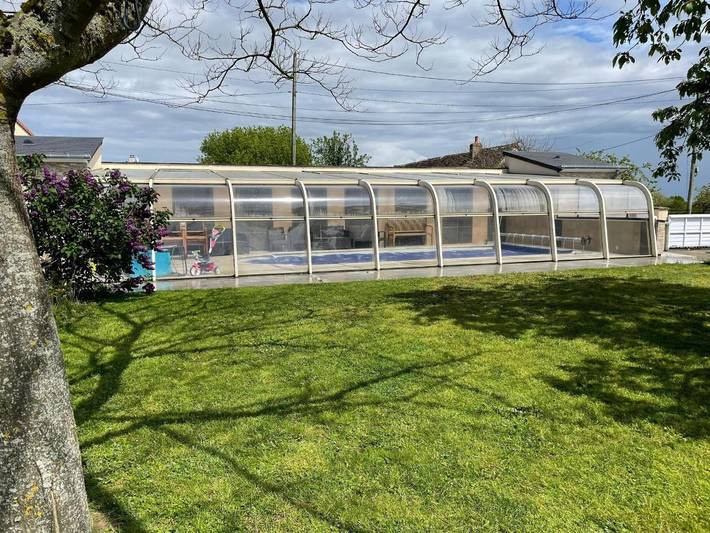 Location de vacances pour 4 personnes, avec terrasse ainsi que jardin et piscine à La Suze-sur-Sarthe - 4