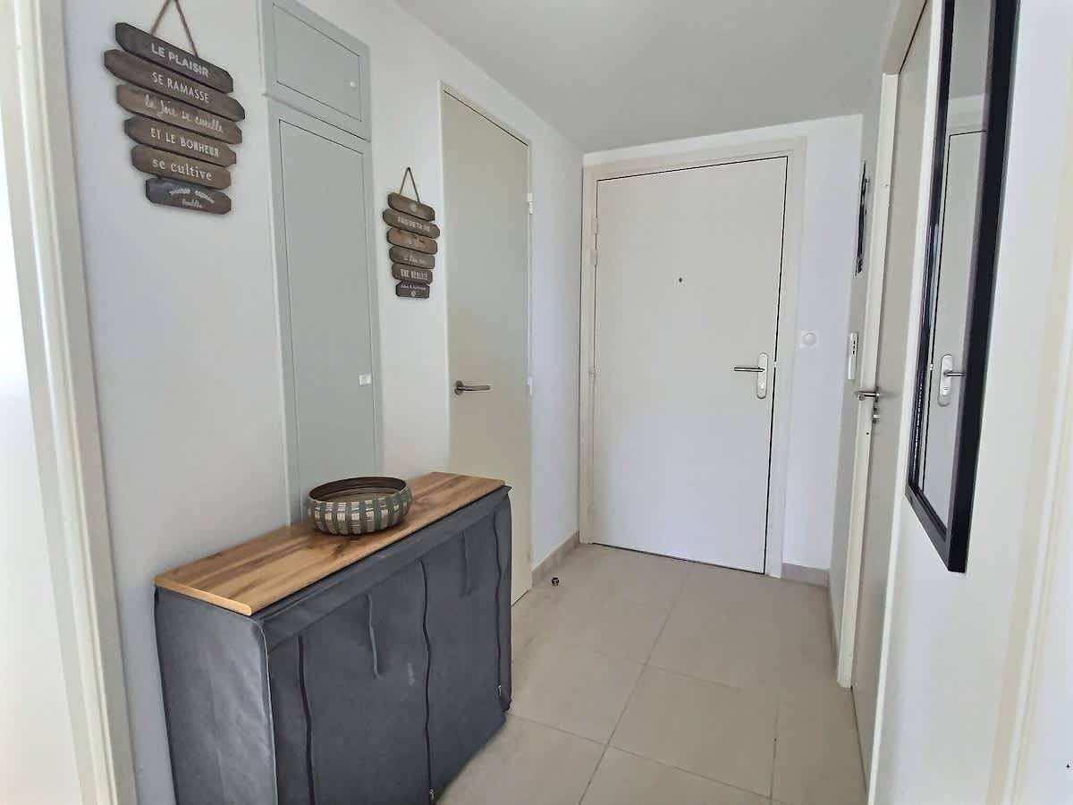 Entire apartment, Loggia Verde -Cosy apartment with terrasse 450m fr in Sérignan, Côte d'Améthyste