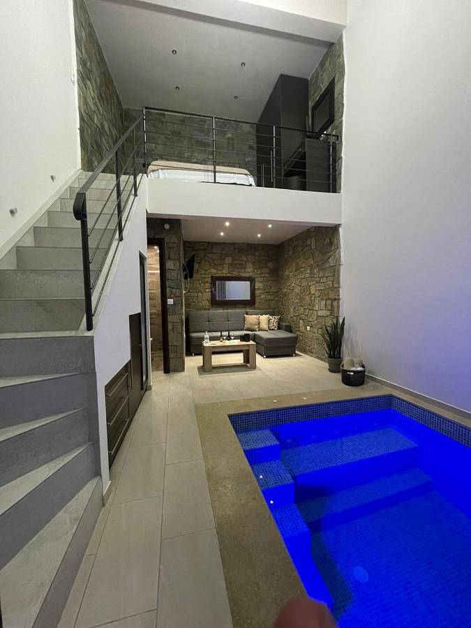 Ferienhaus für 2 Personen, mit Whirlpool und Terrasse sowie Garten und Pool