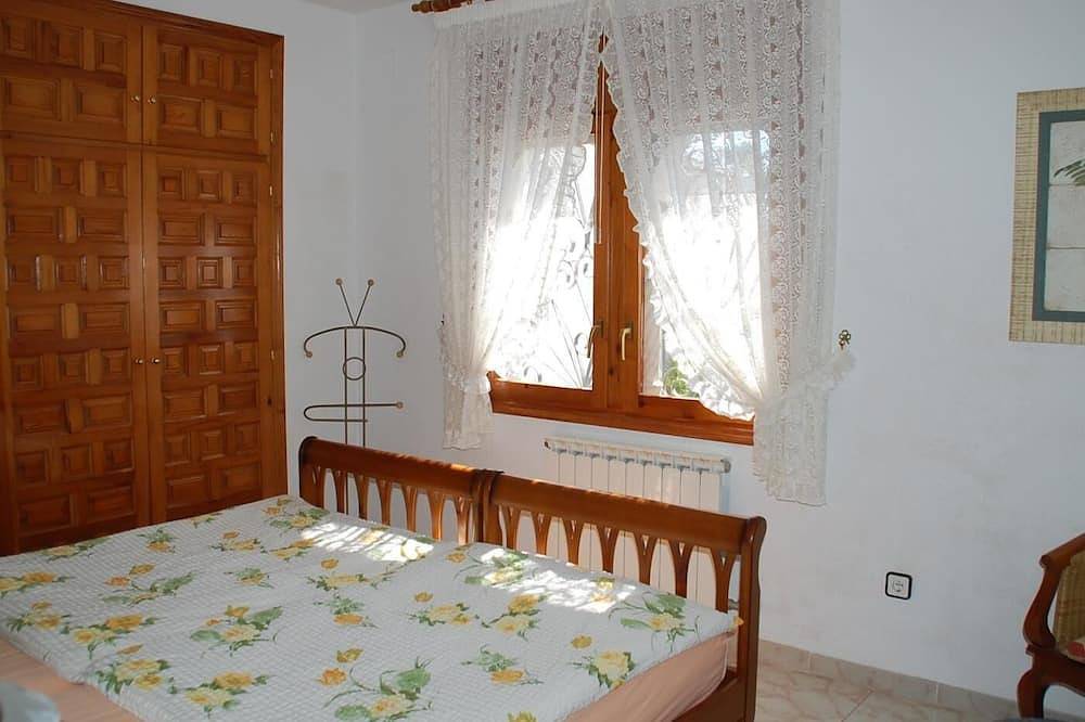 Detached house with private pool in the center of Miami Platja! in Mont-roig del Camp, Costa Dorada