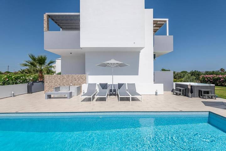 Ferienhaus für 8 Personen, mit Balkon und Whirlpool sowie Terrasse und Garten