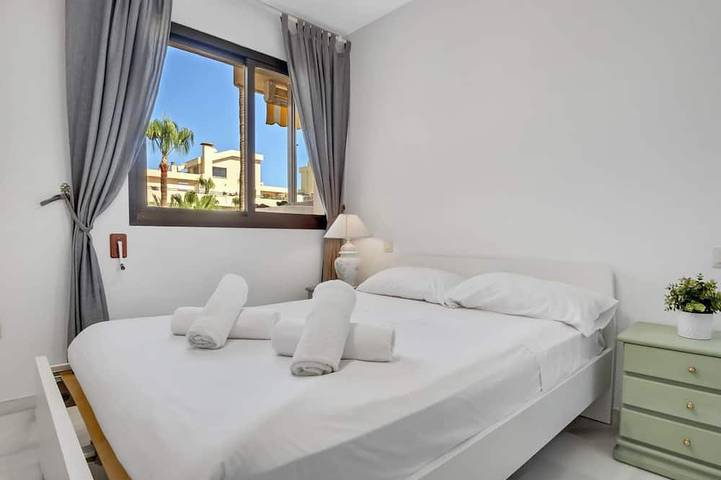 Appartamento intero, Montemar Puerto - Beachfront, Terrace, Swimming Pool. Sea Views in La Carihuela, Torremolinos