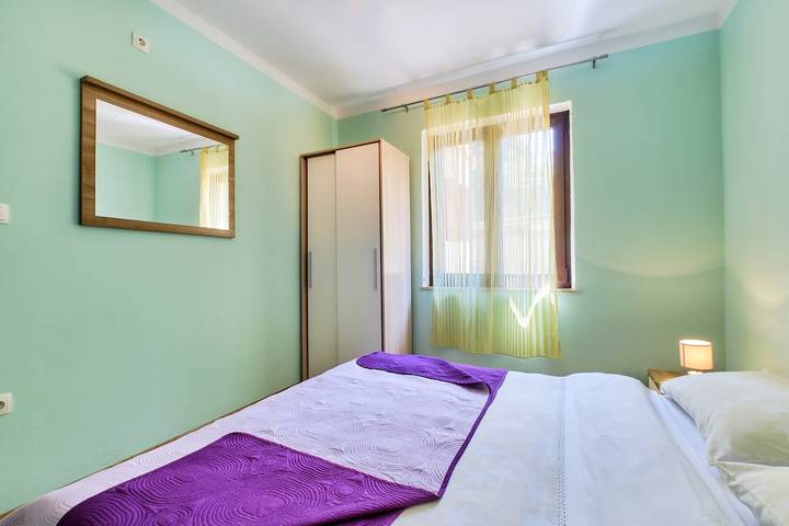 Ganze Wohnung, Das Apartment Ady 2 befindet sich im Erdgeschoss in Mali Losinj. Es ist möglich, 2 Personen unterzubringen. Es liegt in der Nähe des Strandes in der Gegend von Zagazinjine, 450 m vom Zentrum entfernt. in Mali Lošinj, Lošinj (Kvarner Bucht)