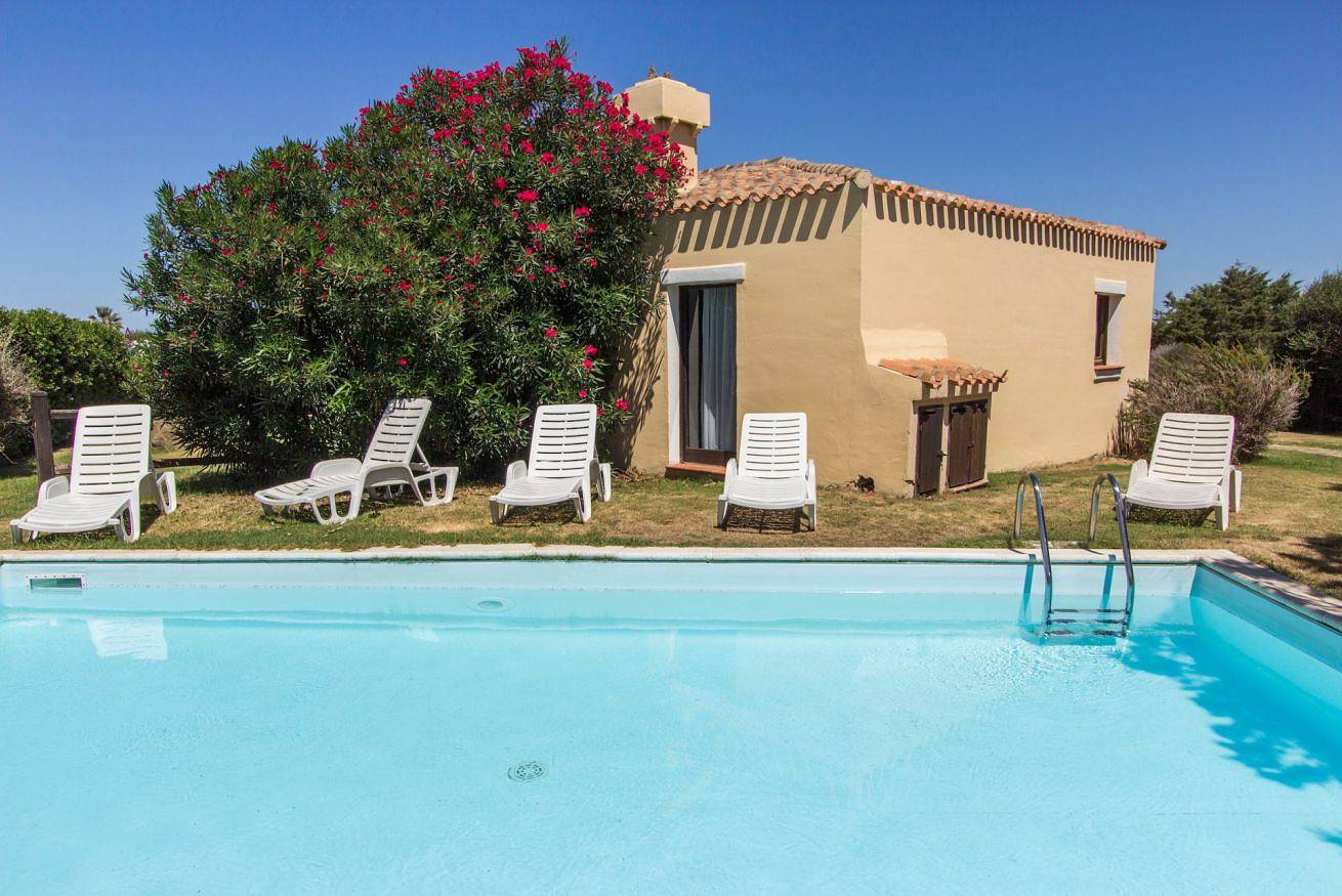 Sea Villas Villa 6 posti letto con A.C, piscina comune, a 3 km dal mare e a 10 min. da "La Pelosa" in Punta De Su Turrione, Stintino