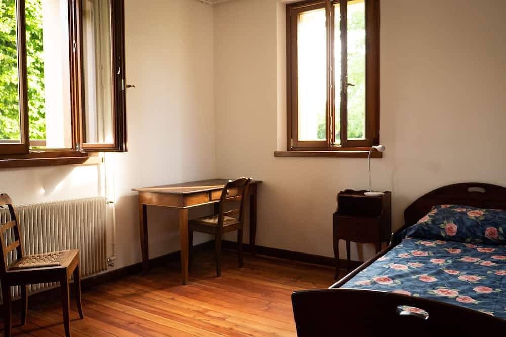 Villa Perale- Apartment in villa with park on the slopes of the Dolomites in Belluno, Schiara