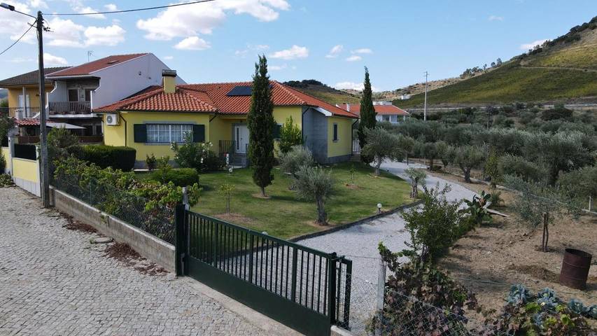 Casa de férias para 8 pessoas, com vista e jardim e ainda piscina, com animais de estimação em Vila Flor