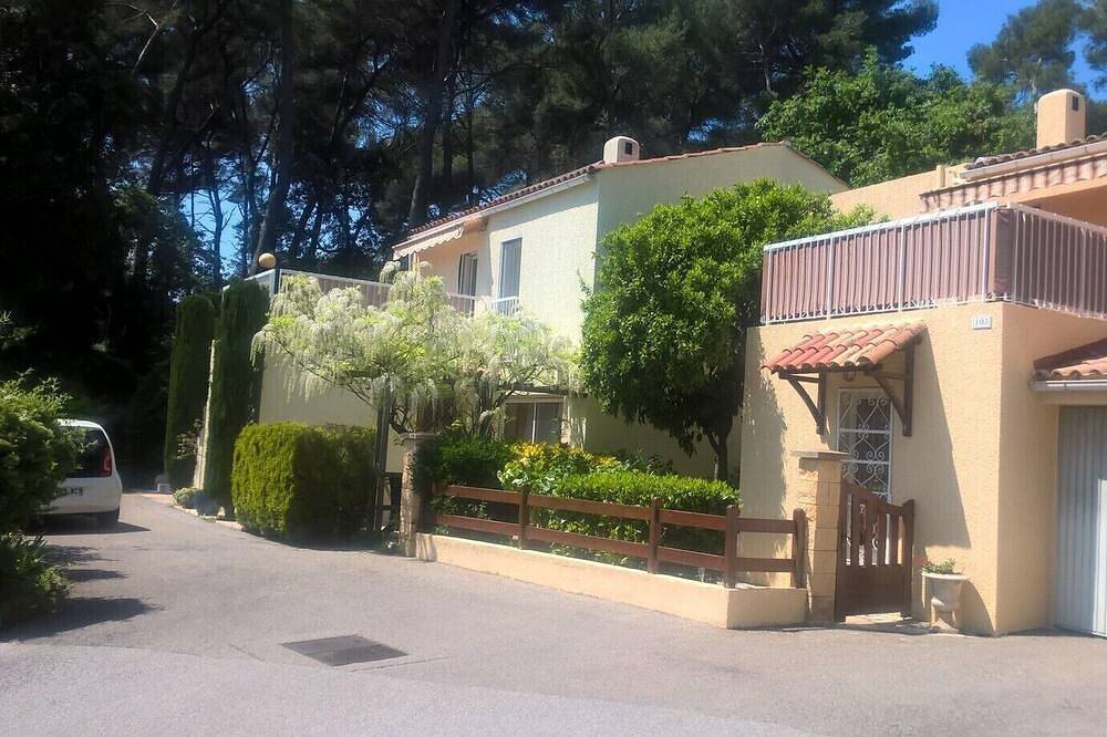 Villa in einer Wohnanlage in der Nähe der Strände und Geschäfte. in Antibes, Mittelmeerküste (Frankreich)