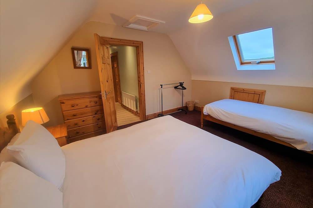 Holiday Cottage With Hot-Tub in Broad Water