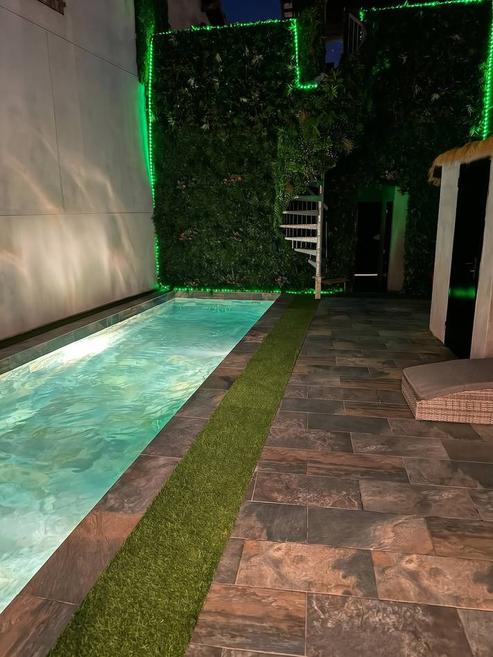 Villa for 12 people, with Terrace and Yard as well as Pool and Sauna in Marseille