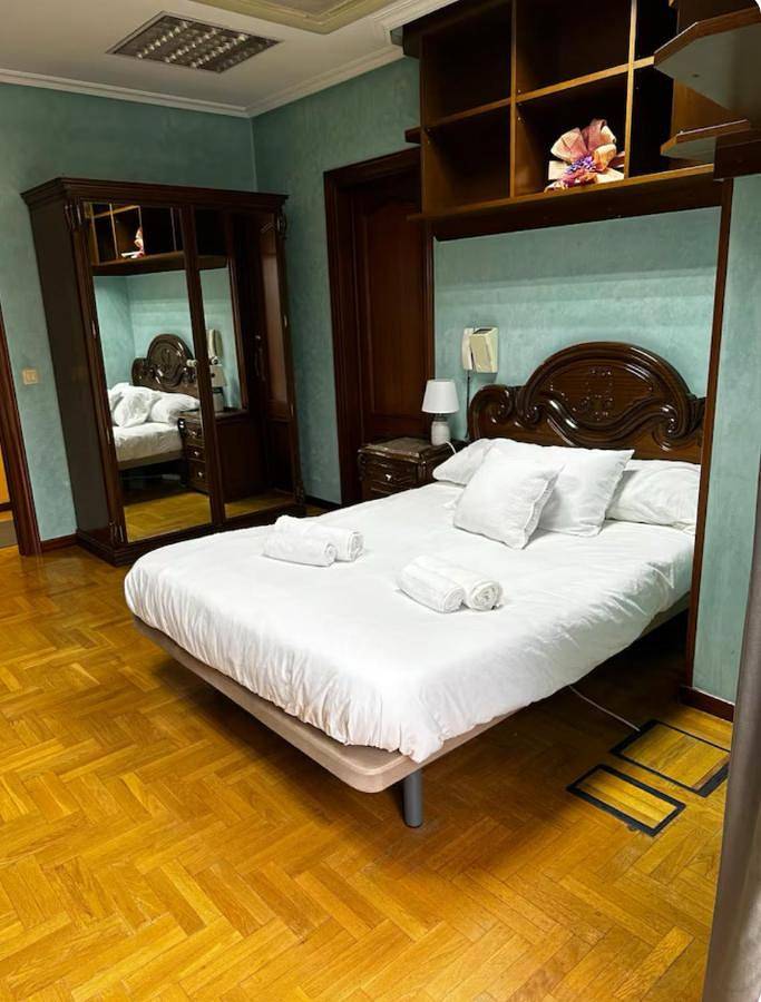 Twin Room with Shared Bathroom in Oviedo, Cordillera Cantábrica