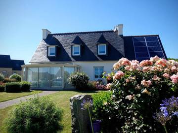 Cottage pour 9 personnes, avec vue sur le lac ainsi que vue et jardin, adapté aux familles à Lanmodez