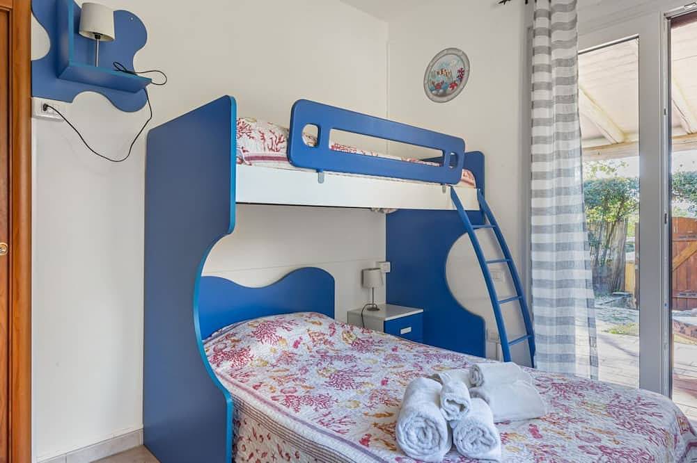 Ganze Wohnung, Guesthost - Cozy 70 sqm apartment with private parking space; accommodates up to 4 people plus camping cot on request.The courtyard is covered and privatewe are located in a renowned tourist resort on the Gulf of Cagliari.The accommodation consists of tw in Torre delle Stelle, Maracalagonis