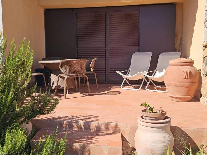 Location de vacances pour 6 personnes, avec jardin et terrasse ainsi que vue et piscine dans Sole Ruiu