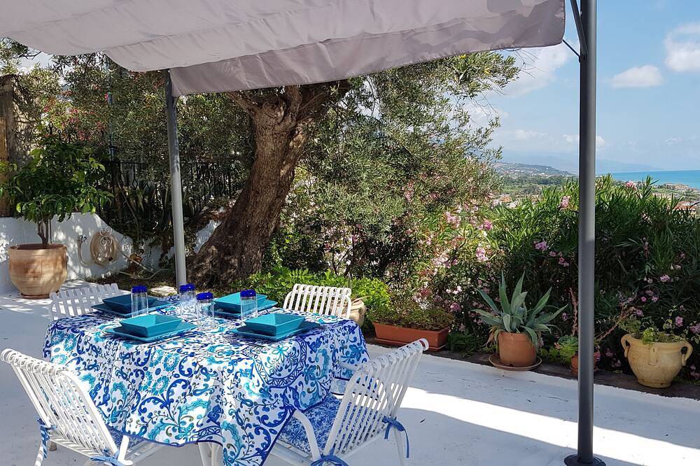 Appartamento intero, Villa Anna- Mansarda vista mare con terrazza, a pochi minuti dalla spiaggia in Marina di Fuscaldo, Fuscaldo
