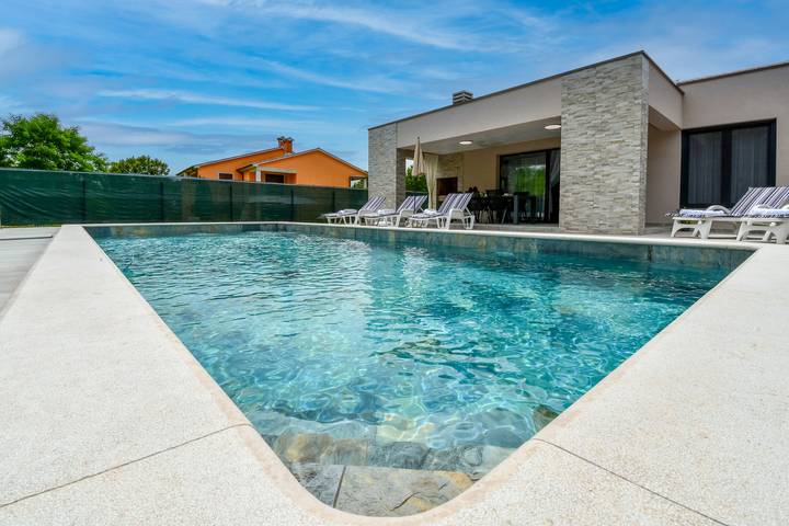 Villa für 6 Personen, mit Garten und Kinderpool sowie Pool und Sauna auf Pag