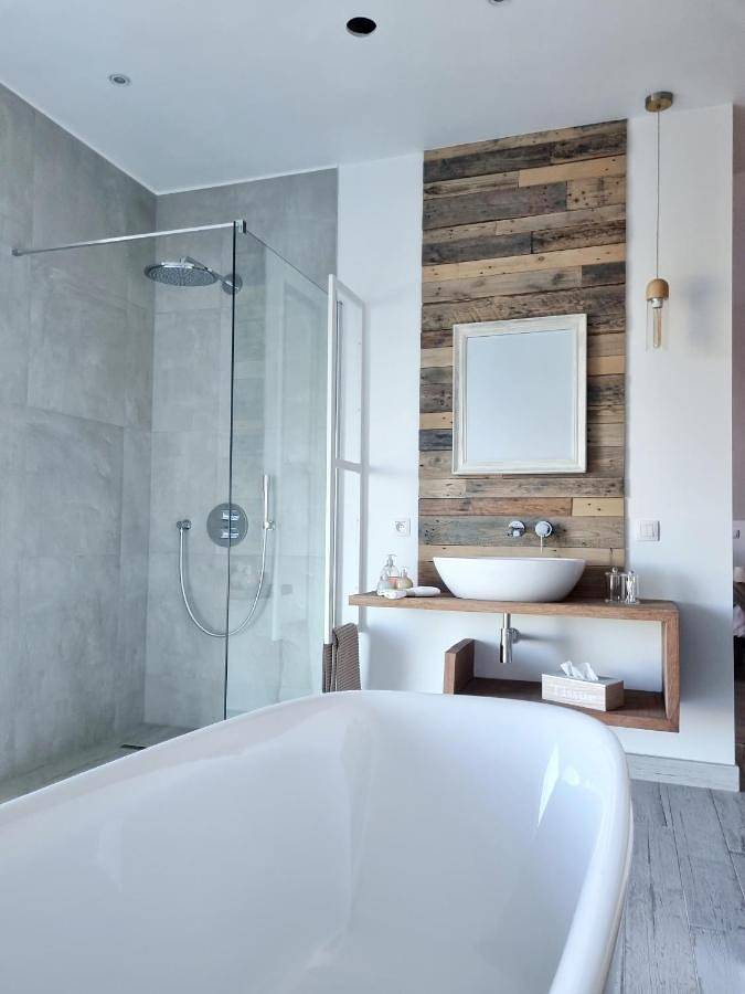 Double Room with Private Bathroom in Jurbeke, Henegouwen