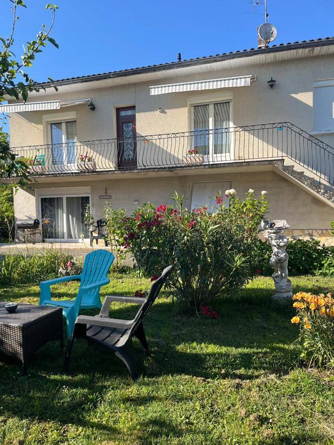 Location de vacances pour 6 personnes, avec jardin et vue à Barbaste