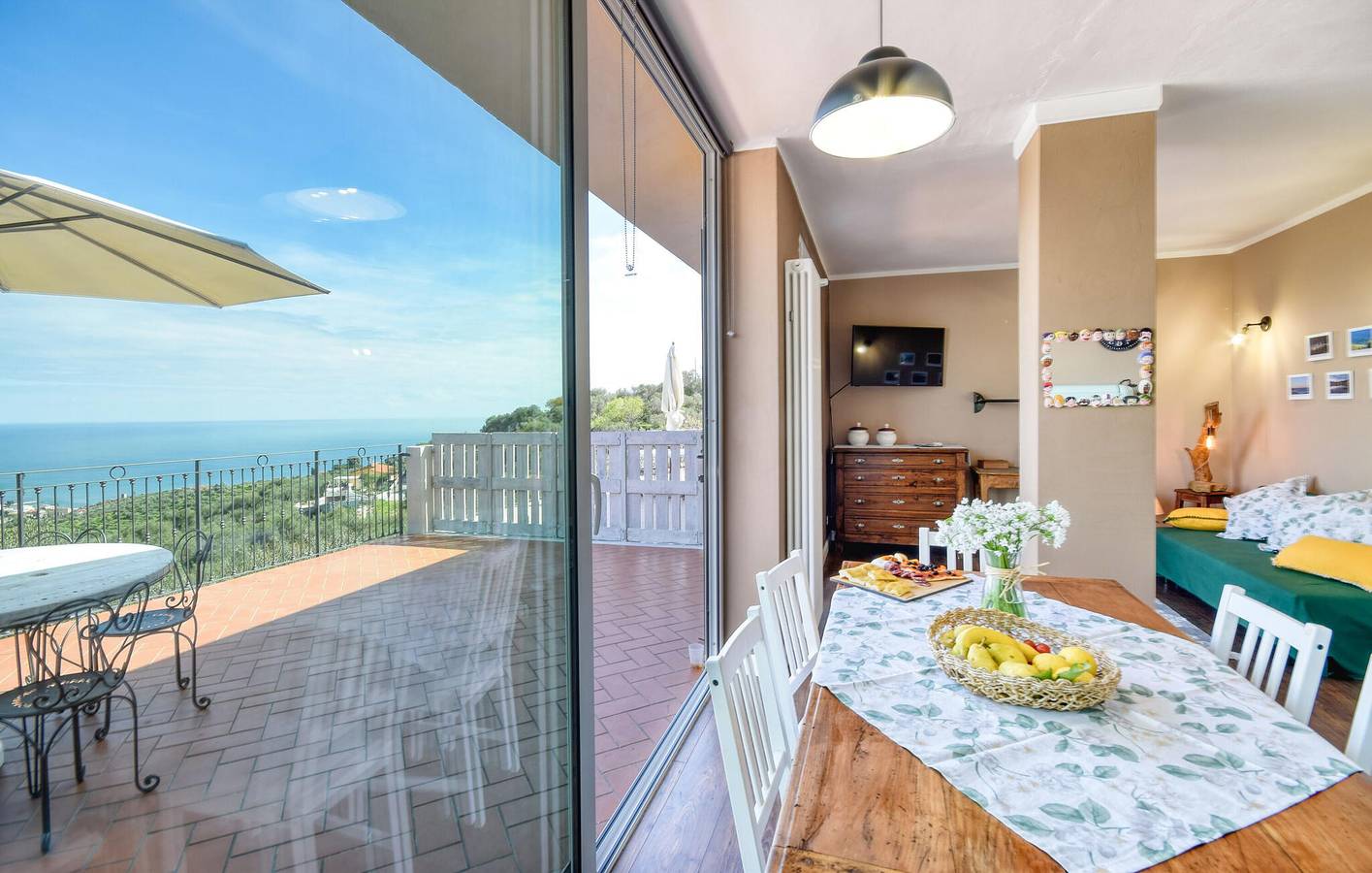 Rifugio sul mare con terrazza e parcheggio, a 2 km dalla spiaggia in Comune di Diano Marina, Riviera di Ponente
