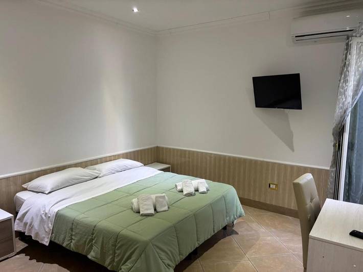 Location de vacances pour 2 personnes, avec jacuzzi ainsi que jardin et piscine à Bianco (homonymie) - 2