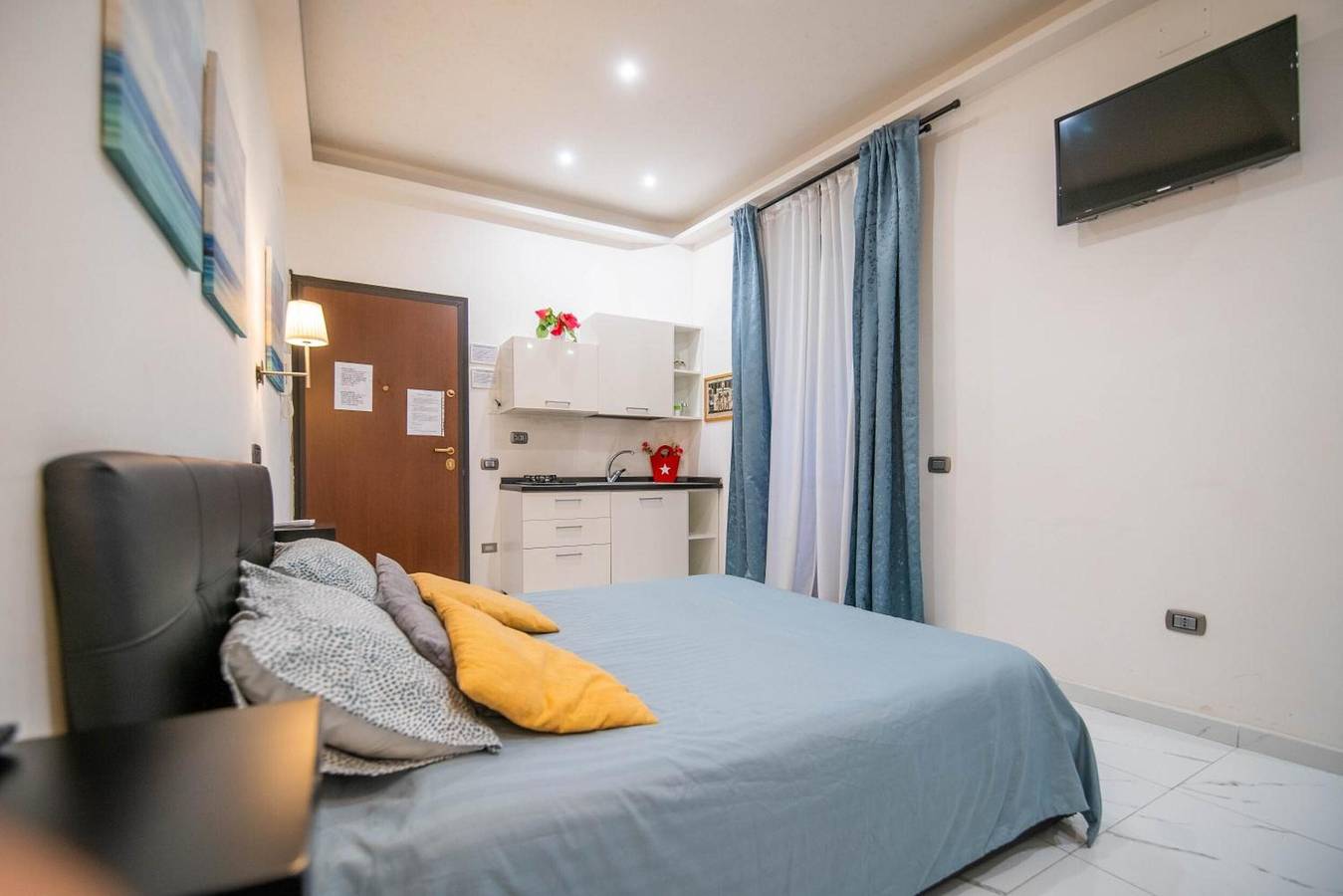 Entire apartment, King Studio Apartment with Wi-Fi and Air Conditioning in Salerno, Tyrrhenian Coast Campania