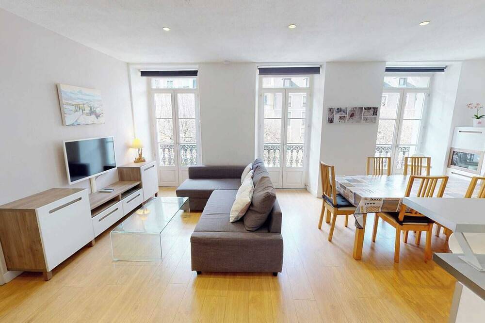 Ganze Wohnung, Herrliche T4 in der Etigny Gasse - 90m² - Spezialkur und Urlaub in den Bergen in Luchon-Superbagnères, Bagnères-de-Luchon
