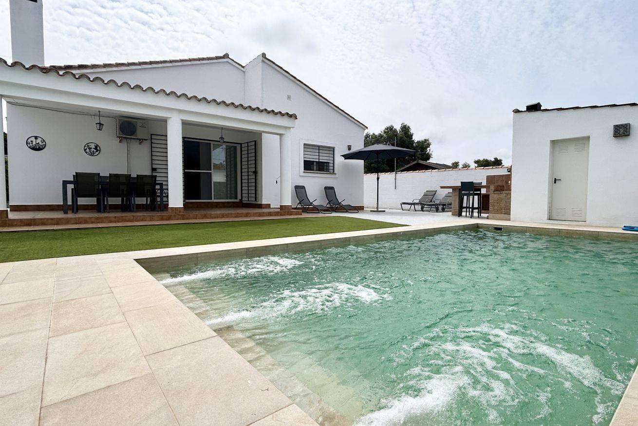 Apartamento entero, ☀️ Chalet Moderno con Piscina Privada y Bbq in Novo Sancti Petri, Chiclana de la Frontera