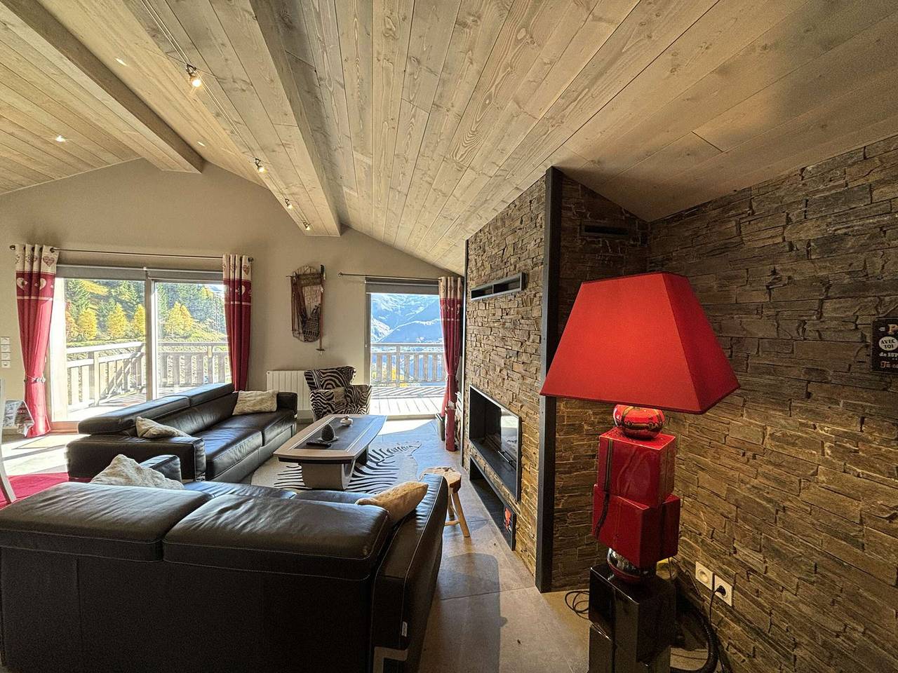 Appartement entier, Appartement moderne 5 pièces, proche des pistes avec cheminée, terrasse, parking et bois inclus in Auris, Parc national des Écrins