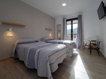 Gîte pour 3 personnes, avec bassin pour enfant et jardin ainsi que vue et piscine, adapté aux familles à Aínsa