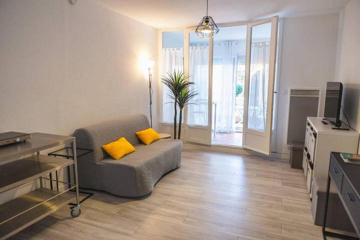 Gîte pour 2 personnes, avec terrasse et jardin dans Office De Tourisme De Gruissan