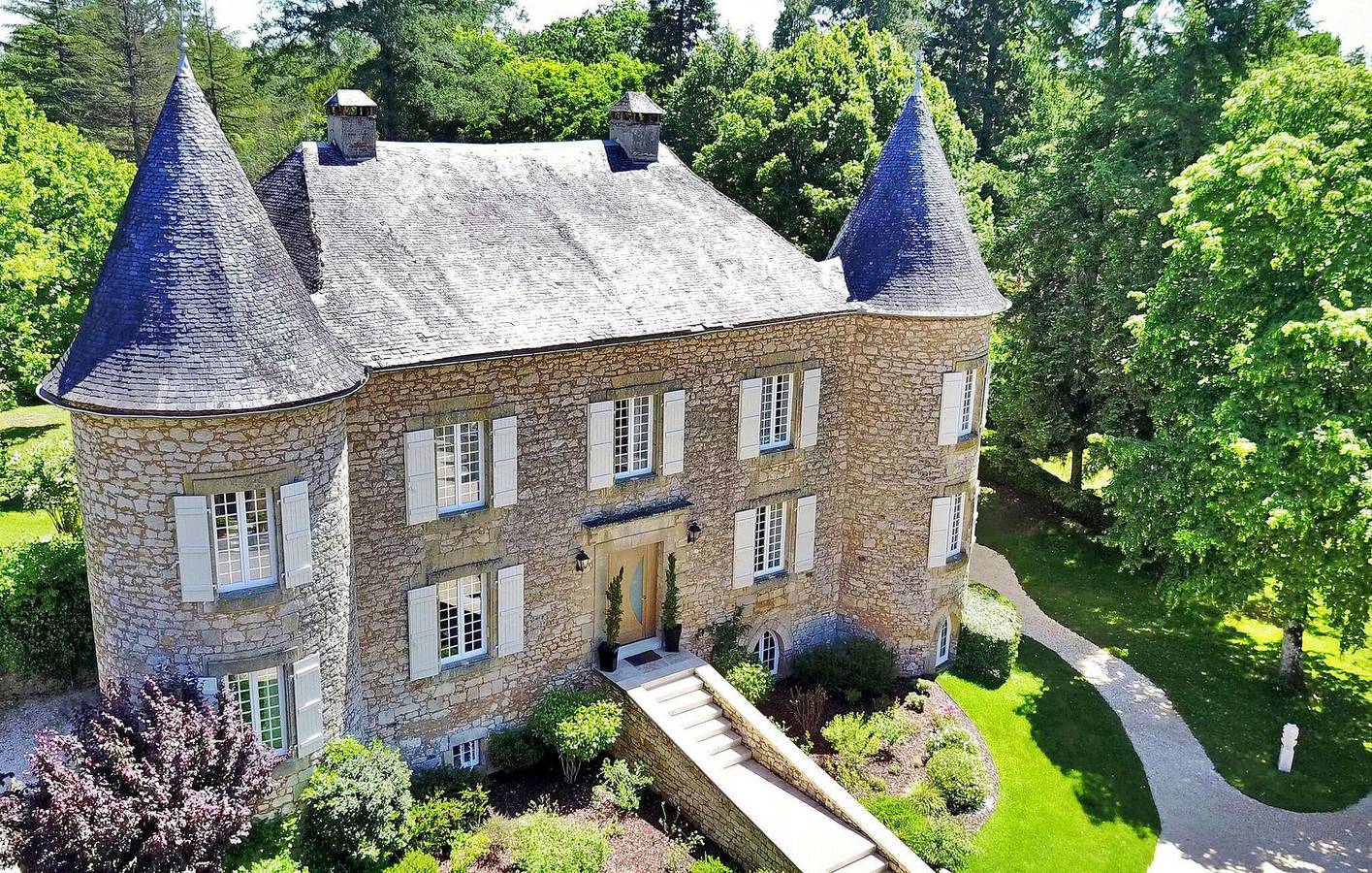 Appartement confortable de 420m2 avec piscine et bain à remous à 1,5 km du centre ville. in Cénac-et-Saint-Julien, Périgord Noir