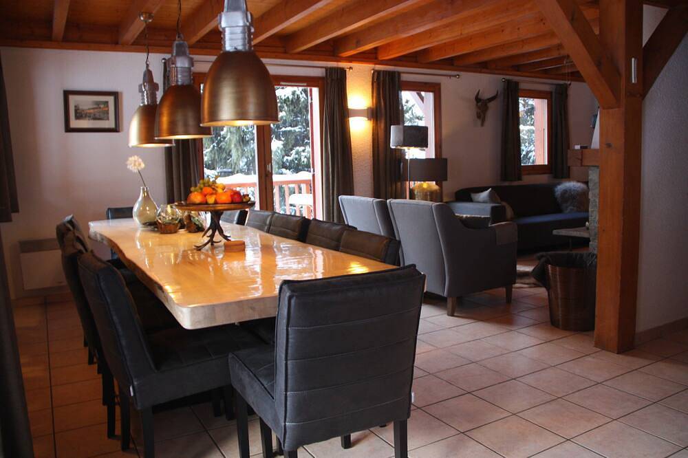 Luxury detached 12-person chalet, few steps from the slopes in heart Alpe d'Huez in Oz, Écrins National Park