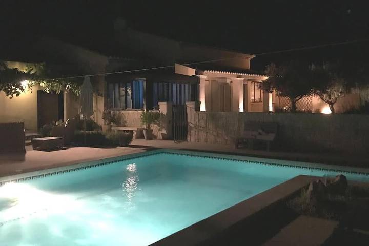 Villa pour 8 personnes, avec jacuzzi ainsi que jardin et piscine - 1