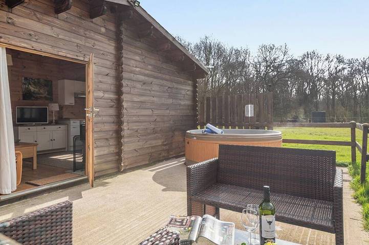 Vacation rental for 6 people, with yard and hot tub in Sherwood Forest