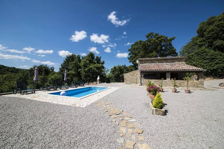 Ferienhaus für 4 Personen, mit Garten und Pool sowie Ausblick, mit Haustier