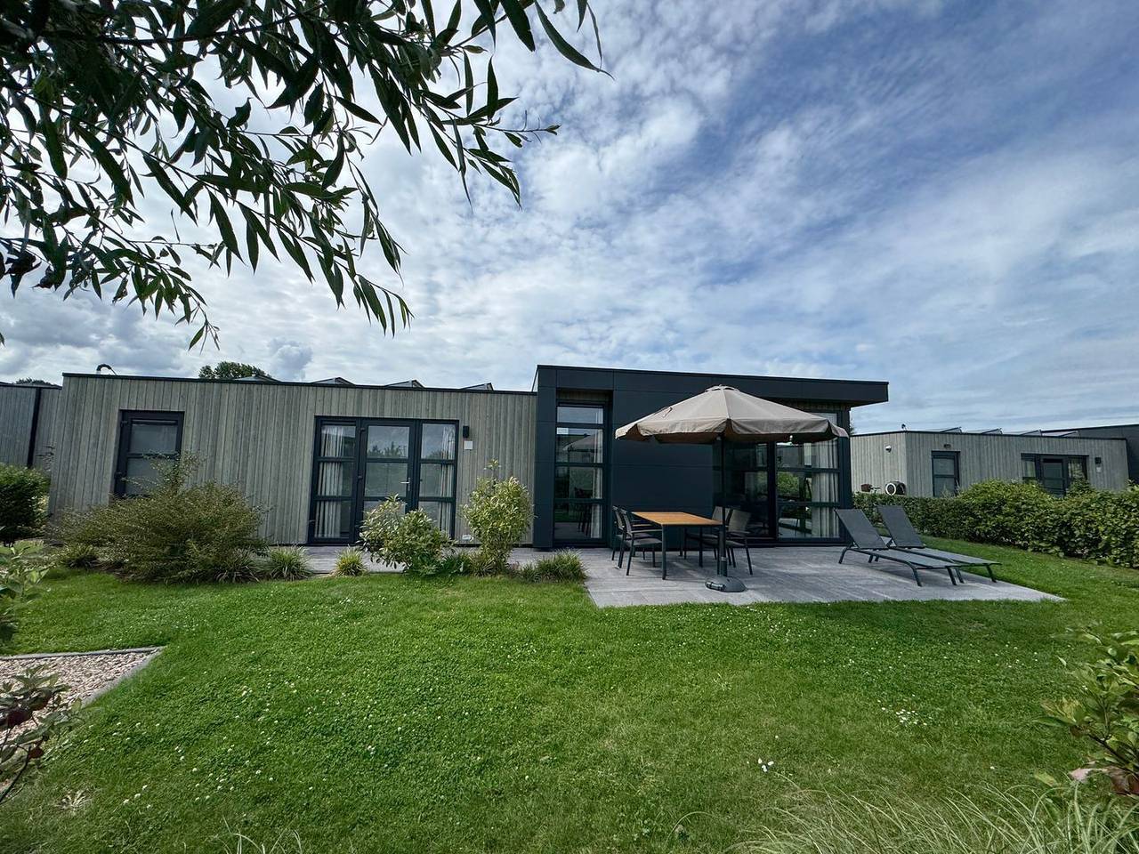 Neu - mit Zaun Chalet Zeehondje: Freistehendes Strandchalet mit Blick aufs Ijsselmeer in Enkhuizen, Ijsselmeer